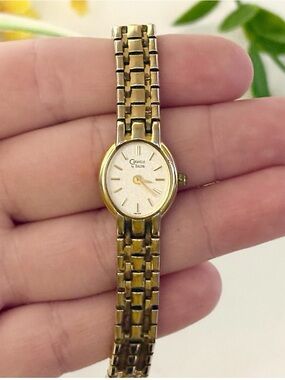 Vintage Caravelle Bulova Elegant Champagne Oval Dial Classy Gold Bracelet Watch
